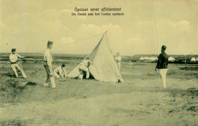 16181 Afbeelding van een groepje militairen in het Kamp van Zeist te Zeist, bezig met het opzetten van een officierstent.